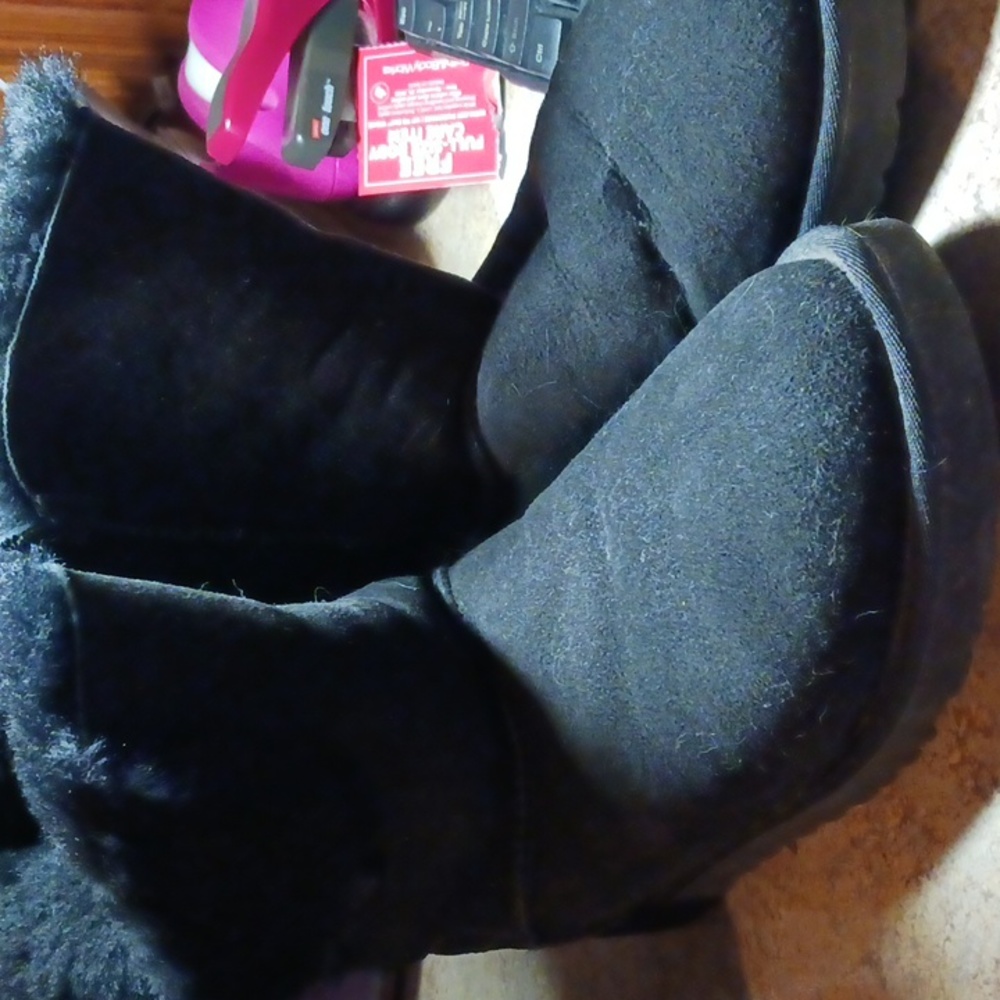 Ugg w Bailey button #5803 black size 8